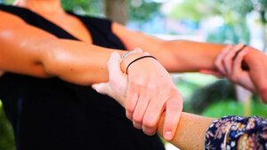 sereconnecteralanatureundefieducatif_hands.jpg